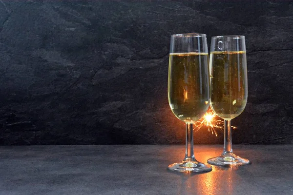 Deux Flûtes Champagne Remplies Tiennent Dans Obscurité Devant Scintillement Qui — Photo