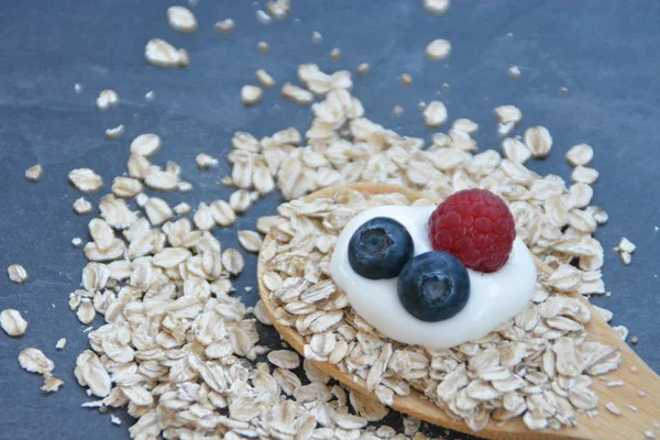 Concepto Cuchara Madera Para Desayuno Saludable Con Bayas Avena — Foto de Stock