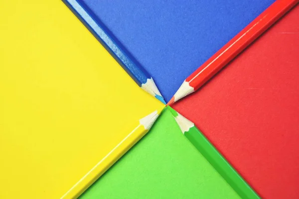 4つの異なる色のクレヨンは 自分自身がクレヨンの色を持っている4つのレベルに領域を分割 分割表面と色鉛筆を持つ概念 — ストック写真