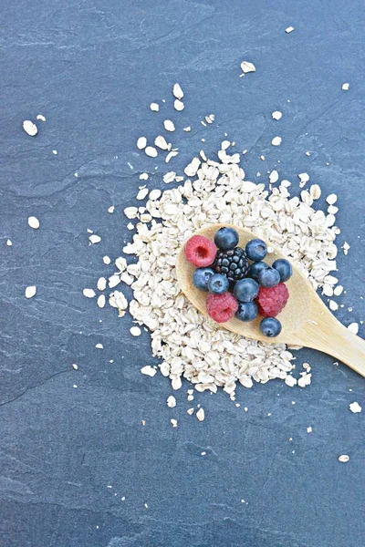 Concepto Cuchara Madera Para Desayuno Saludable Con Bayas Avena — Foto de Stock