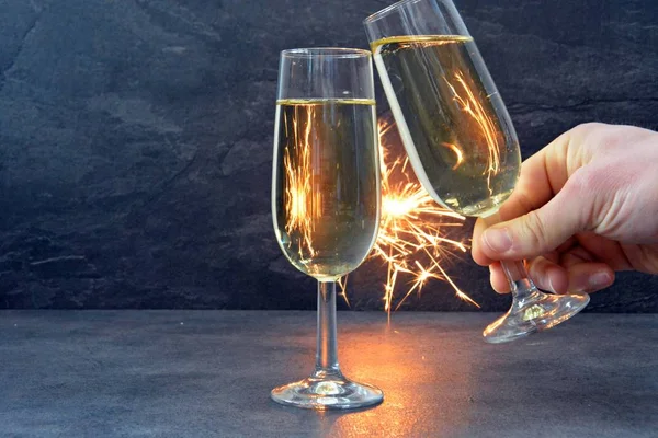 Duas Flautas Champanhe Cheias Estão Escuro Frente Sparkler Que Ilumina — Fotografia de Stock