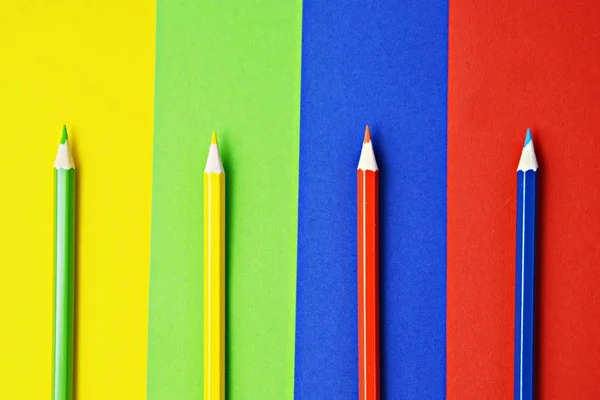 Vier Verschillende Gekleurde Kleurpotloden Verdelen Een Gebied Vier Niveaus Die — Stockfoto