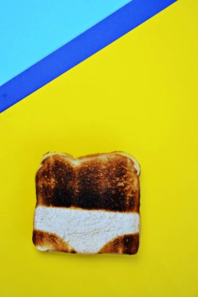 Toast Leży Kolorowej Powierzchni Toast Nie Jest Tosty Samo Wszędzie — Zdjęcie stockowe