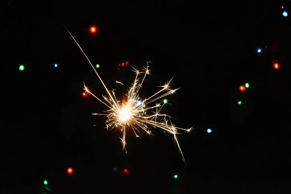 Sparkler Nella Notte Davanti Luci Colorate Capodanno Una Scintilla Brucia — Foto Stock