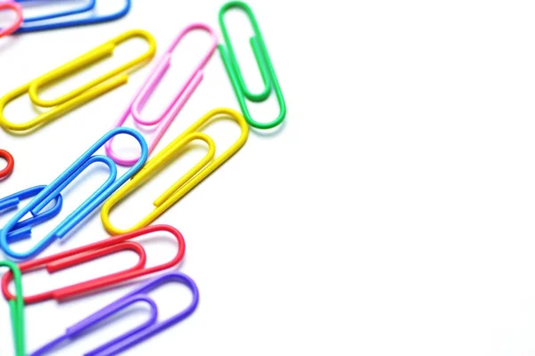 Verschillende Gekleurde Paperclips Liggen Een Wit Oppervlak Een Achtergrond Bestaande — Stockfoto