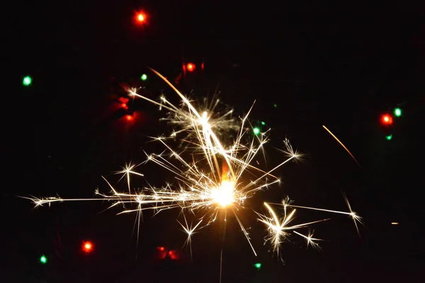 Wunderkerze Der Nacht Vor Bunten Lichtern Der Silvesternacht Brennt Eine — Stockfoto