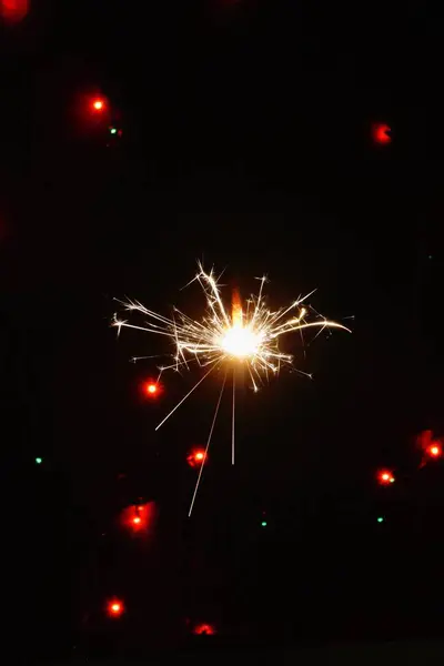 Chispeador Noche Frente Las Luces Colores Víspera Año Nuevo Chispeante —  Fotos de Stock