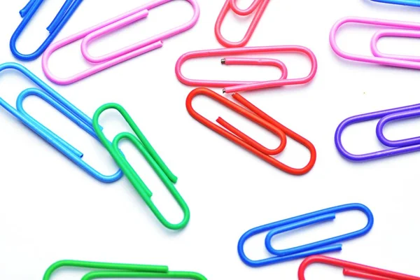 Verschillende Gekleurde Paperclips Liggen Een Wit Oppervlak Een Achtergrond Bestaande — Stockfoto