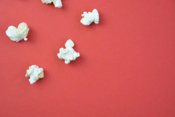 Popcorn Leży Równomiernie Kolorowej Powierzchni Koncepcji Tłem Składającym Się Popcorn — Zdjęcie stockowe