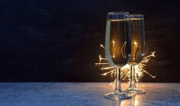 Duas Flautas Champanhe Cheias Estão Escuro Frente Sparkler Que Ilumina — Fotografia de Stock