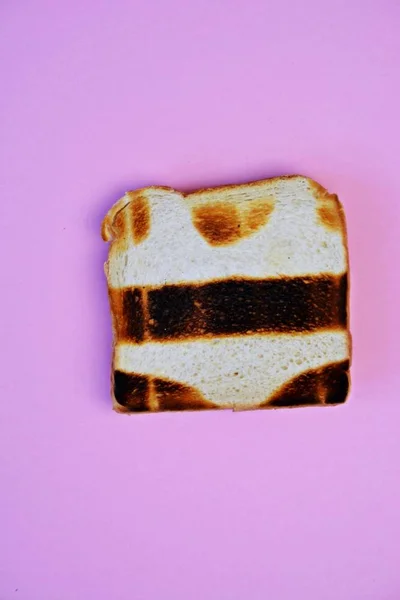 Ein Toast Liegt Auf Einer Farbigen Oberfläche Der Toast Wird — Stockfoto