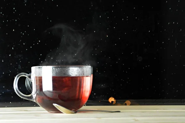 Ett Stort Glas Frukt Stående Trä Fönsterkarmen Natten Framför Regn — Stockfoto