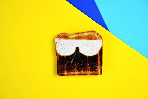 Ein Toast Liegt Auf Einer Farbigen Oberfläche Der Toast Wird — Stockfoto