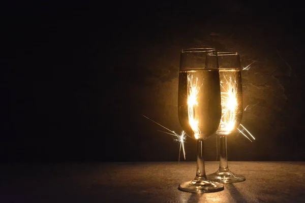 Duas Flautas Champanhe Cheias Estão Escuro Frente Sparkler Que Ilumina — Fotografia de Stock