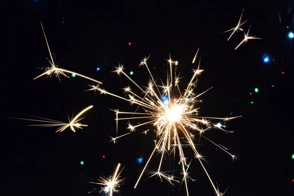 Wunderkerze Der Nacht Vor Bunten Lichtern Der Silvesternacht Brennt Eine — Stockfoto