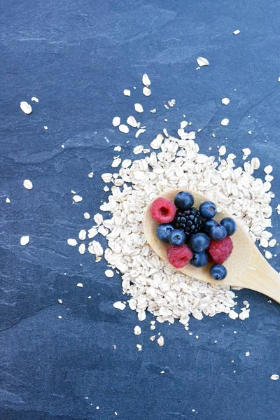 Concepto Cuchara Madera Para Desayuno Saludable Con Bayas Avena — Foto de Stock