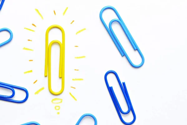 Een Gele Paperclip Als Een Symbool Van Een Gloeilamp Die — Stockfoto