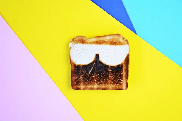 Toast Leży Kolorowej Powierzchni Toast Nie Jest Tosty Samo Wszędzie — Zdjęcie stockowe