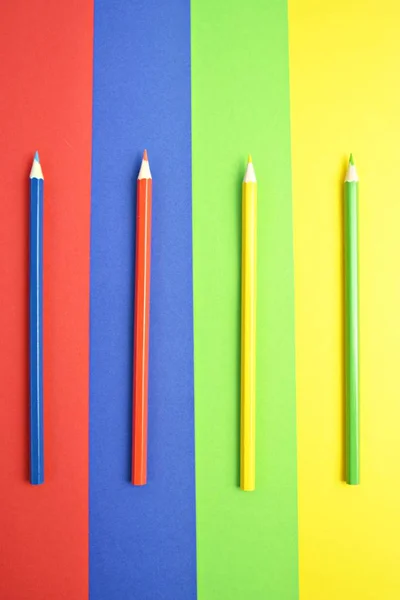Vier Verschillende Gekleurde Kleurpotloden Verdelen Een Gebied Vier Niveaus Die — Stockfoto