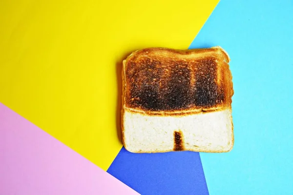 Toast Leży Kolorowej Powierzchni Toast Nie Jest Tosty Samo Wszędzie — Zdjęcie stockowe