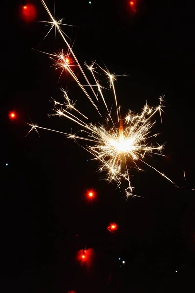 Wunderkerze Der Nacht Vor Bunten Lichtern Der Silvesternacht Brennt Eine — Stockfoto