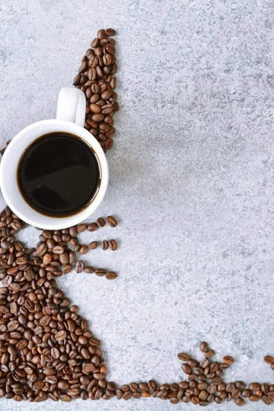 Friss Kávébab Két Csésze Frissen Főzött Fekete Kávé Nyúl Alakítják — Stock Fotó