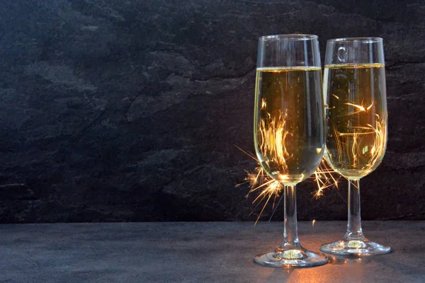 Duas Flautas Champanhe Cheias Estão Escuro Frente Sparkler Que Ilumina — Fotografia de Stock