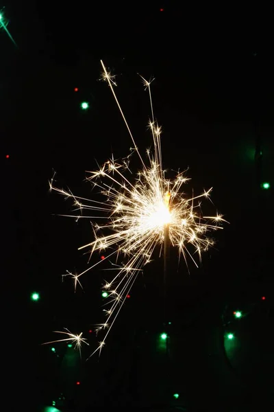 Chispeador Noche Frente Las Luces Colores Víspera Año Nuevo Chispeante —  Fotos de Stock