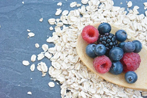 Concepto Cuchara Madera Para Desayuno Saludable Con Bayas Avena — Foto de Stock