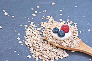 Çilek ve yulaf ezmesi ile sağlıklı bir kahvaltı için bir ahşap kaşık kavramı 