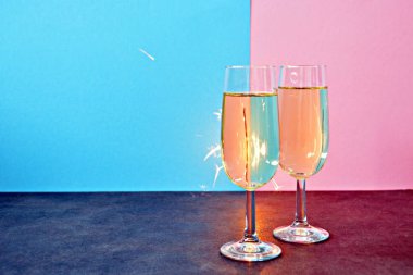 İki dolu şampanya flüt arkasındaki kıvılcımlar ile aydınlatır bir donanma fişeği önünde karanlıkta stand-yeni yıl arifesi için konsept ve metin ve diğer nesneler için boşluk ile havai fişek