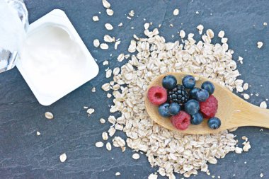 Çilek ve yulaf ezmesi ile sağlıklı bir kahvaltı için bir ahşap kaşık kavramı 