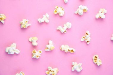 Patlamış mısır, yüzeyde birbirlerinden belirli bir mesafeden yatan patlamış mısır oluşan bir arka plan ile renkli bir yüzey-konsept üzerinde eşit olarak dağıtılır yatıyor 