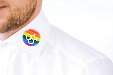 adam lgbt gökkuşağı pin yakın çekim görünümü