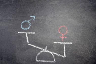 kara tahta üzerinde tebeşir çizmek closeup görünümü