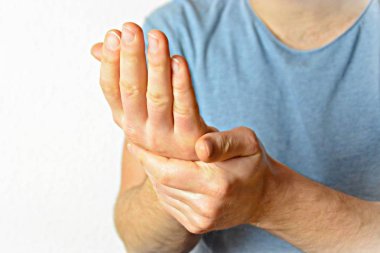 Genç bir adam avuçlarını bir araya getirir - farklı ülkelerde farklı anlamlara sahip bir jest, adamın ellerine odaklanarak 