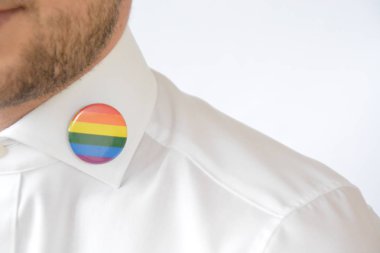 adam lgbt gökkuşağı pin yakın çekim görünümü