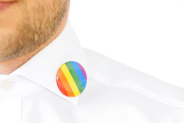 20'li yaşlarının ortasında bir adam takım ceketinde transseksüel sembolü olan bir düğme takıyor - Çalışma Hayatında Kabul ve Hoşgörü Kavramı