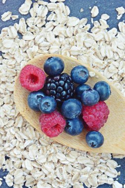 Çilek ve yulaf ezmesi ile sağlıklı bir kahvaltı için bir ahşap kaşık kavramı 