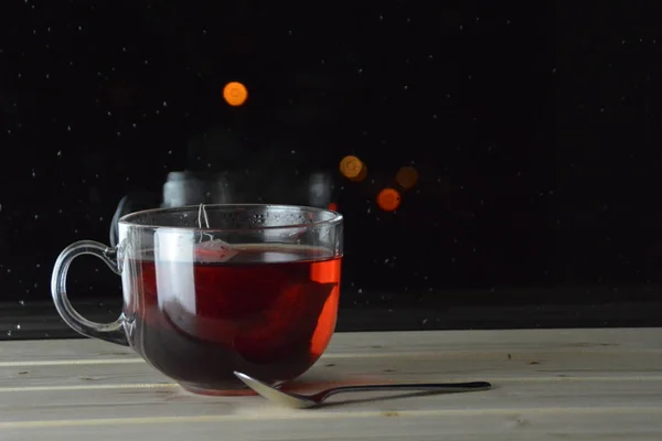 Gran Vaso Frutas Pie Alféizar Ventana Madera Noche Frente Una — Foto de Stock