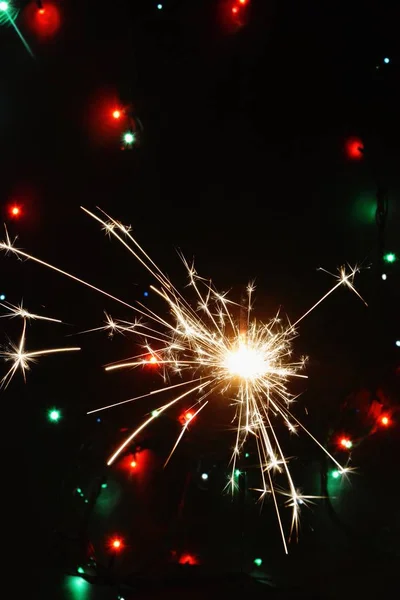 Chispeador Noche Frente Las Luces Colores Víspera Año Nuevo Chispeante —  Fotos de Stock