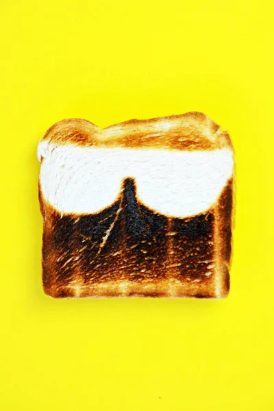 Nahaufnahme Von Leckerem Toast Mit Urlaubskonzept Vor Buntem Hintergrund — Stockfoto