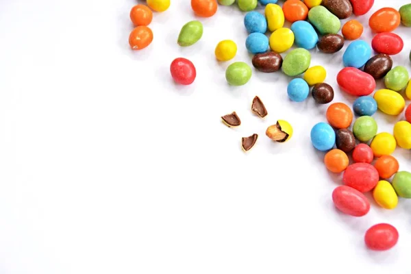 Choklad Jordnötter Med Jordnötter Mitten Ligger Vit Bakgrund Med Öppen — Stockfoto