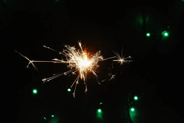 Σπάρκλερ Νύχτα Μπροστά Από Χρωματιστά Φώτα Την Παραμονή Της Πρωτοχρονιάς — Φωτογραφία Αρχείου