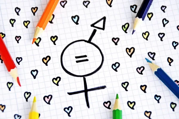 それぞれの性別の標識と描かれたシートに描かれたハートと色鉛筆との一致から成る男女の平等のためのサイン 平等男女が象徴的に表現 — ストック写真
