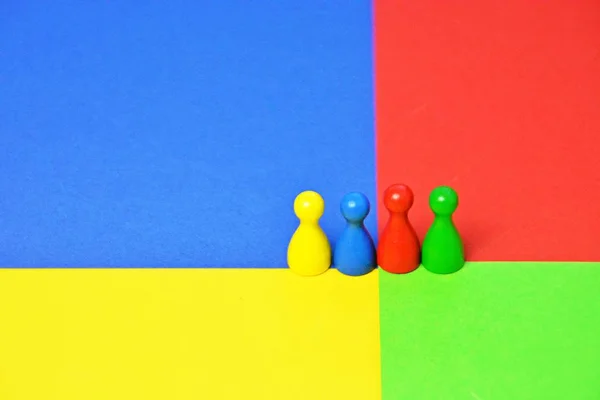 Diferentes Homens Pequenos Coloridos Estão Mesma Superfície Colorida Conceito Com — Fotografia de Stock