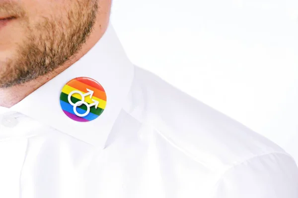 Vista Vicino Del Perno Arcobaleno Lgbt Sull Uomo — Foto Stock