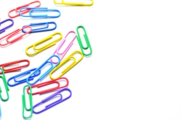 Verschillende Gekleurde Paperclips Liggen Een Wit Oppervlak Een Achtergrond Bestaande — Stockfoto
