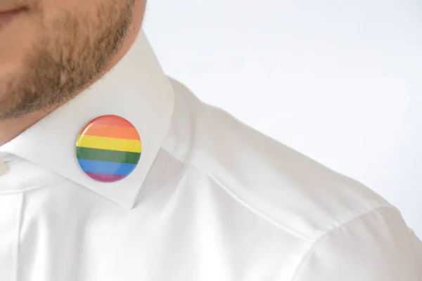 Nahaufnahme Von Lgbt Regenbogennadel Auf Mann — Stockfoto