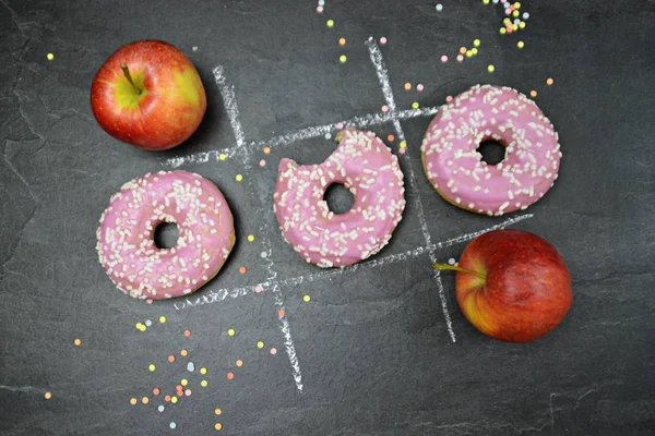 Vista Cerca Tiza Dibujar Sobre Pizarra Con Pastelería Manzanas — Foto de Stock